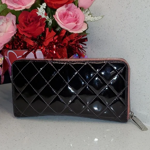 CHANEL shiny patent/quilted leather wallet - Picture 3 of 10